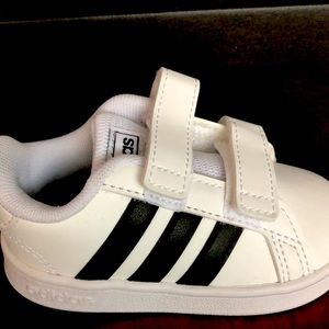 Adidas grand court 1 toddler shoes Size 5K